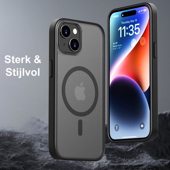 Coque de téléphone noire, mate et transparente avec cercle MagSafe, à côté d'un iPhone sur fond sombre.