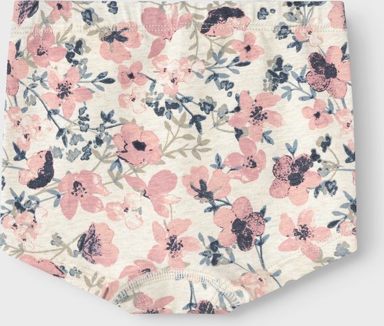 Meisjesbroekje met een beige achtergrond en een all-over roze en blauwe bloemenprint.