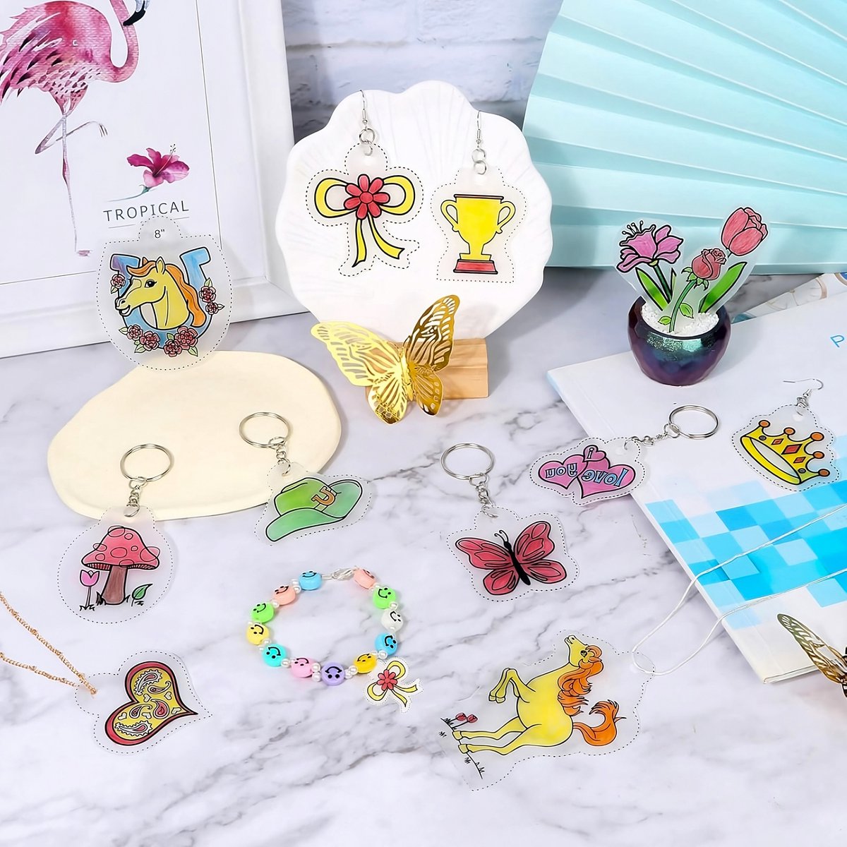 SNAIL GARDEN 263-delig kit warmtekrimp-plastic folie met uitgeholde sneeuw- en vlindersmotief, krimppapier met sleutelhangerset, perforator, kleurpotloden, creatieve ornamenten voor knutselen