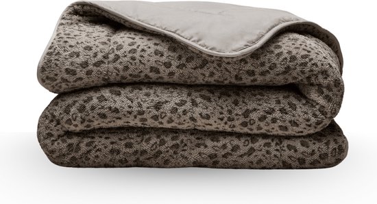 Gevouwen taupe leopard print dekbed met een effen taupe binnenkant.