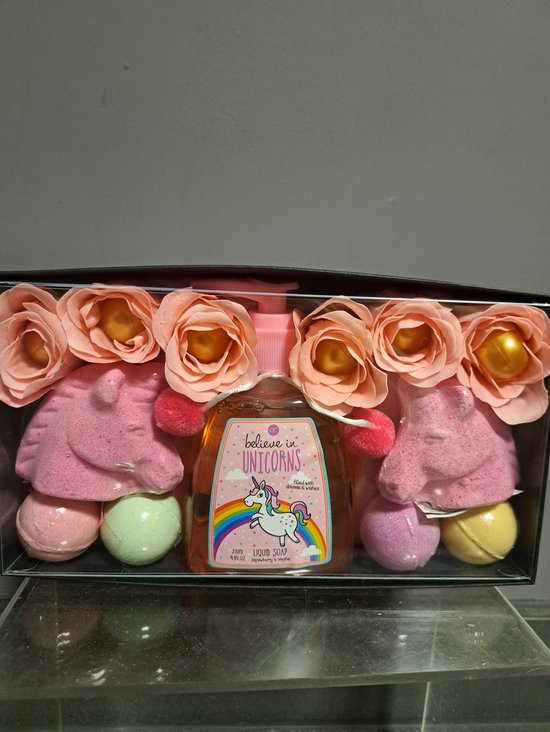 coffret cadeau enfants - crois aux licornes - bombes de bain - savon liquide - perles de bain - roses à savon - rose - or