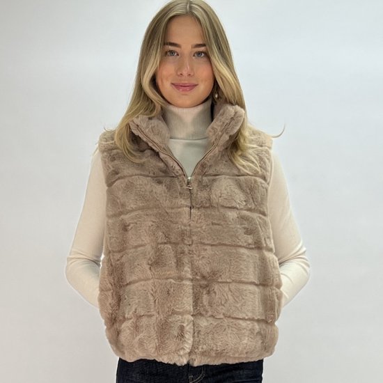 Taupe bodywarmer van nep bont - Trendy Vegan bont bodywarmer van Joss mode Amsterdam - Taupe kunst bont bodywarmer - Diervrij bont taupe bodywarmer