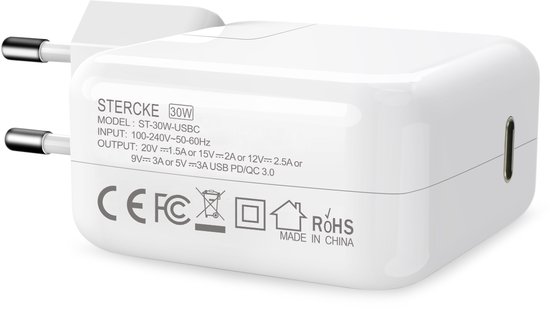 Chargeur blanc 30W STERCK avec prise européenne et détails sur le dessous.