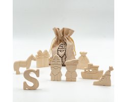 Sinterklaas Schoencadeautjes van hout: Set van 8 kleine cadeautjes in jute zakje