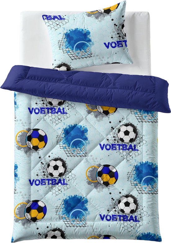 Lichtblauwe dekbedset met voetbalprint, liggend op een wit bed met donkerblauwe deken.