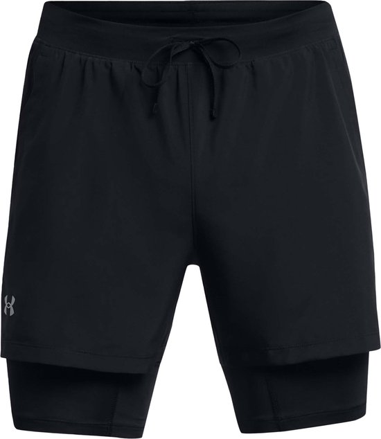 Zwarte sportbroek met korte binnenbroek, trekkoord en reflecterend Under Armour logo.