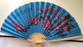 Bloesem met blauwe achtergrond  Chinese waaier met bamboe latjes, groot model .(Wanddecoratie) Spanwijdte:160 x 90 cm.(Ingeklapt 90 cm)Het met de hand geschilderde patroon is op het doek en vervolgens op het papier geplakt.