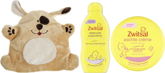 Zachte babyknuffel in de vorm van een hondje, met een gele fles Zwitsal zeepvrije wascrème en een gele pot Zwitsal zachte crème.