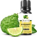 Qure Bergamot Etherische Olie flesje met een grote bergamotvrucht en een partje. 10ml, 100% puur.