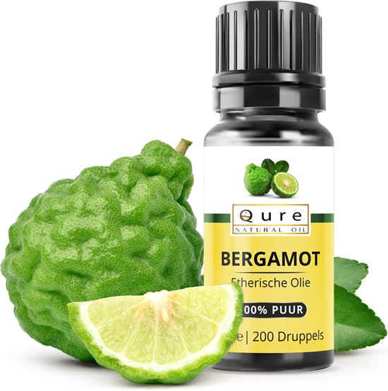 Qure Bergamot Etherische Olie flesje met een grote bergamotvrucht en een partje. 10ml, 100% puur.