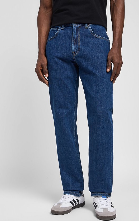 Recht model blauwe jeans met bruine leren Lee-patch op de achterkant.