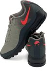 Grijze Nike Air Max Invigor sneaker met rode swoosh en 'Nike Air' opdruk.