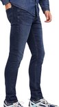 Man met donkerblauwe jeans en denim shirt.