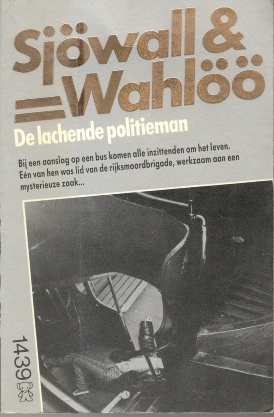Boekomslag "De lachende politieman" van Sjöwall & Wahlöö met tekst en een zwart-witfoto van een donkere auto.