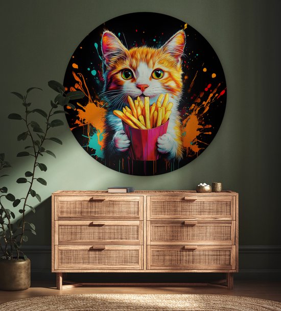 Ronde muurcirkel met een illustratie van een rode kat die een rode bak met patat vasthoudt, tegen een zwarte achtergrond met kleurspatten.