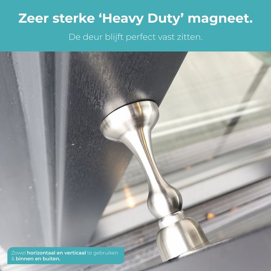 Zeer sterke 'Heavy Duty' magnetische zilverkleurige deurstopper, gemonteerd op een donkergrijze deur.