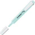 STABILO swing cool markeerstift in zachtgroene pastelkleur met de dop eraf, de punt is zichtbaar.