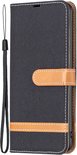 Étui portefeuille en jean noir avec bandes en cuir marron, fermé, avec dragonne.