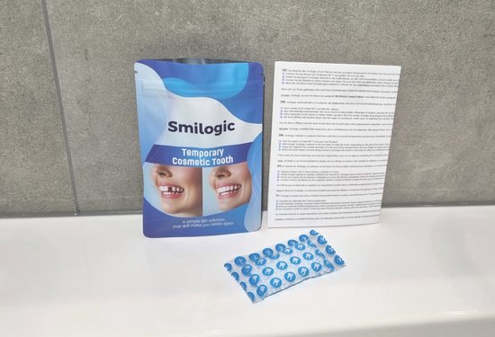 Smilogic verpakking en instructies op een badkamerkastje, met een zakje met namaak-tanden.