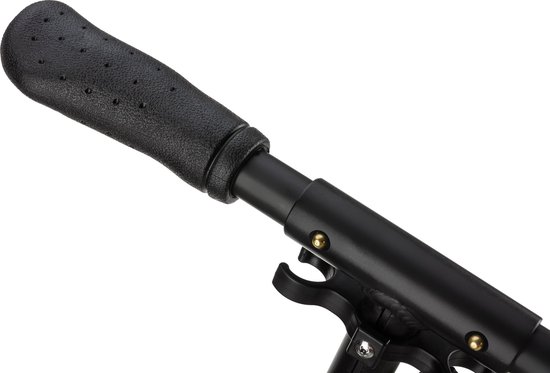 Detail van de zwarte, ergonomische handvatten van de step met perforaties.