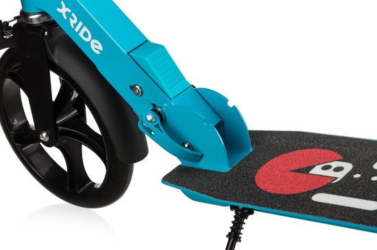 Lichtblauwe step met grip tape deck met rode en witte patronen. Xride logo zichtbaar op het frame.