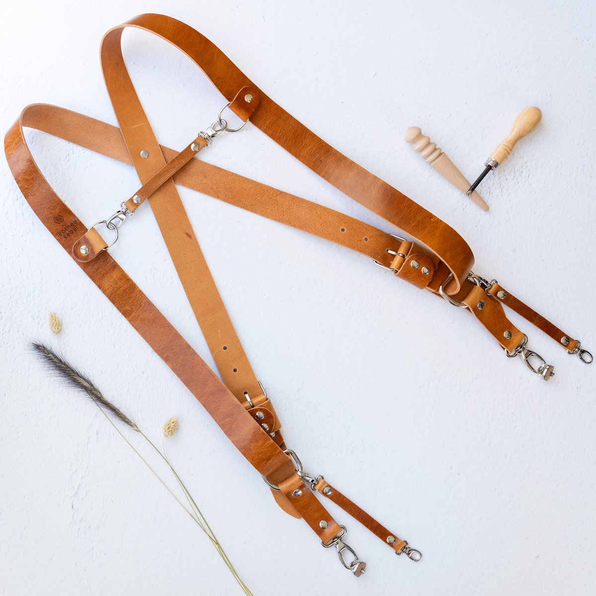 The Leather Rebel - Verstelbaar lederen camera harnas voor 2 camera's - Double strap - Camerariem - Comfortabel - Quick release - Unisex - Metalen haak met 1/4" cameraschoef - Cognac - Maat M