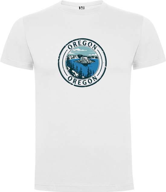 T-shirt blanc avec un imprimé rond du Crater Lake en Oregon, avec des arbres et des montagnes en arrière-plan.