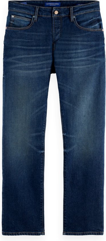 Jean en denim bleu foncé avec délavage léger et plis discrets sur le devant.