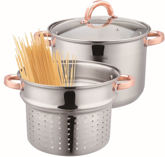 Casserole en acier inoxydable avec couvercle en verre et poignées couleur cuivre, avec spaghettis dans le panier à pâtes.