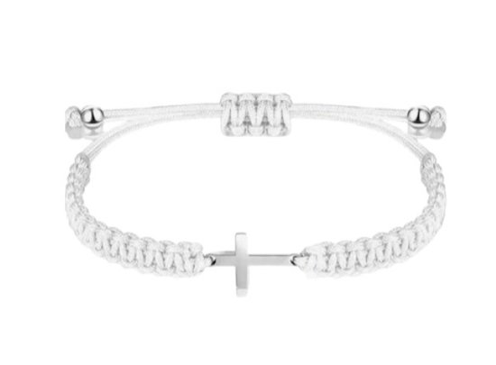 Wit gevlochten armband met zilverkleurig kruis en schuifsluiting, op witte achtergrond.