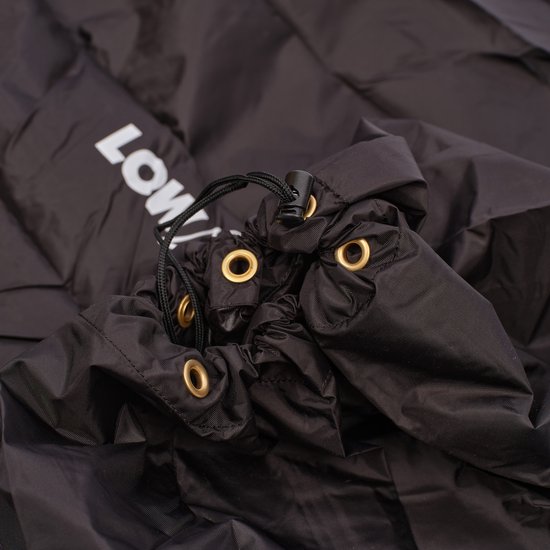 Sluiting van de zwarte flightbag met koord en metalen oogjes.