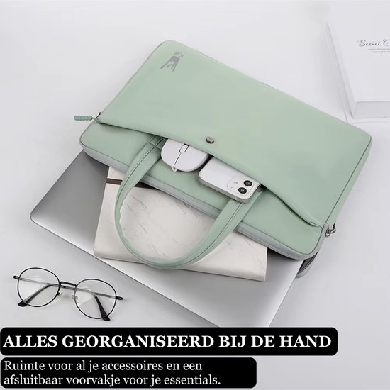 Sacoche d'ordinateur portable vert clair contenant une souris, un smartphone et des lunettes, à côté d'un ordinateur portable.