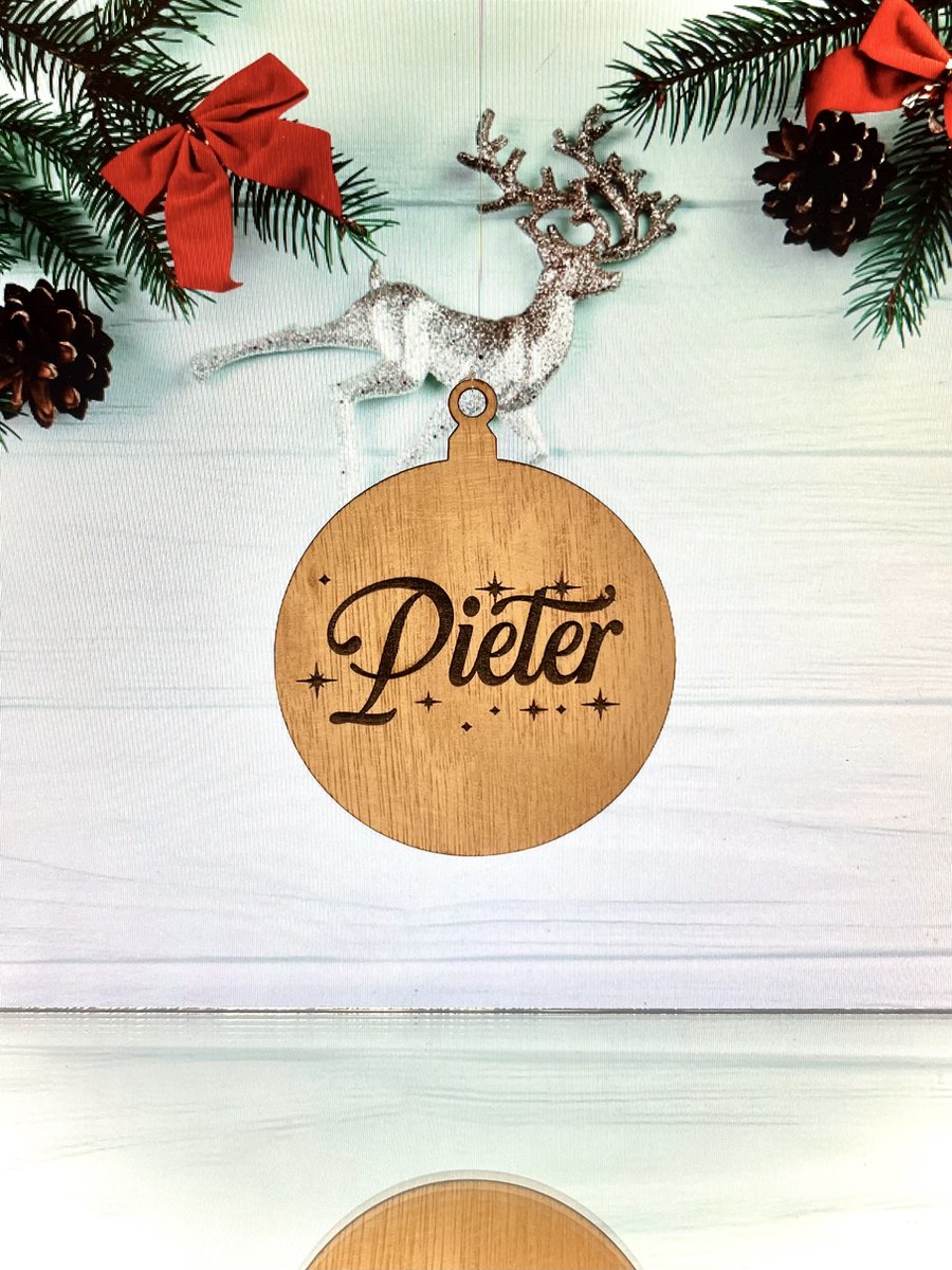 Kerstbal met naam - gepersonaliseerde kerstbal - kerstdecoratie met naam - kerst ornament met naam - lasergesneden kerstbal - gegraveerde kerstbal - uniek kerstcadeau - kerstkado - lasergegraveerde kerstbal - kerstbal