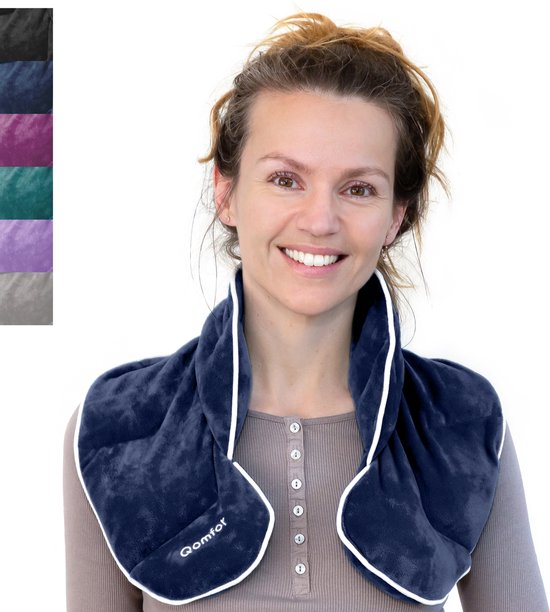 Een vrouw met een donkerblauwe Qomfor warmtekruik om haar nek, met witte bies. Links een kleurenpalet.