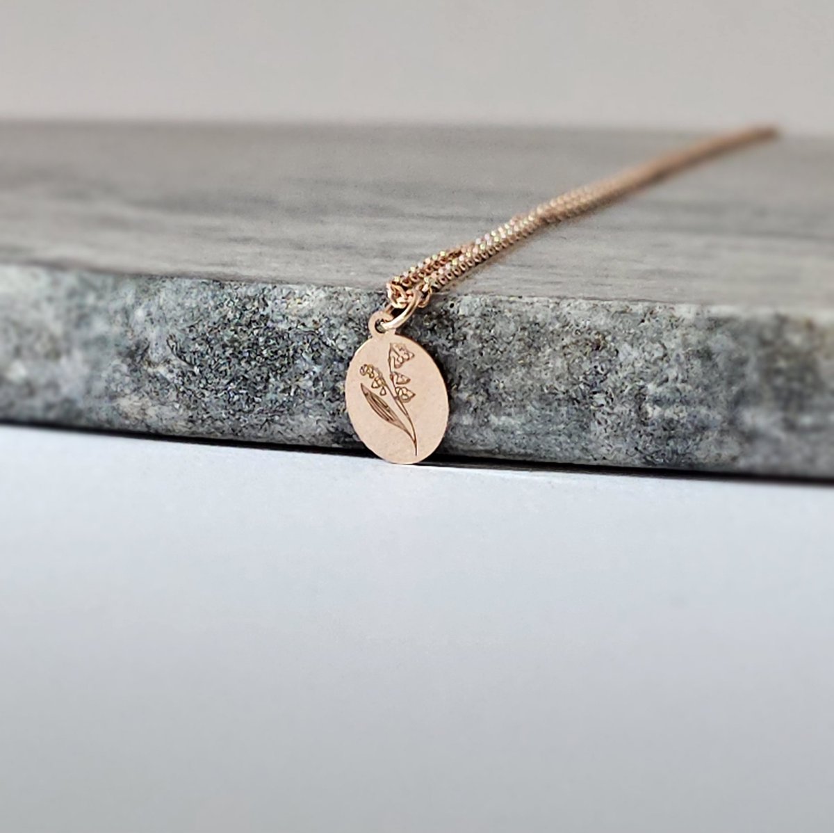 Ellen Life Jewelry | Mei Geboortebloem Kettingen - Rosegoud Gepersonaliseerd Keeting - Verjaardag Cadeau Vriendin & Vrouw - Geboortemaand Ketting met Hanger - Handgemaakte Sieraden