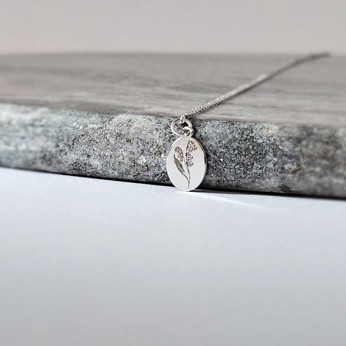 Ellen Life Jewelry | Mei Geboortebloem Kettingen - Zilver Gepersonaliseerd Keeting - Verjaardag Cadeau Vriendin & Vrouw - Geboortemaand Ketting met Hanger - Handgemaakte Sieraden