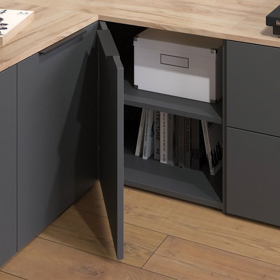 Grijze deuren van een dressoir met houten blad, een open kast met opbergdozen en boeken.