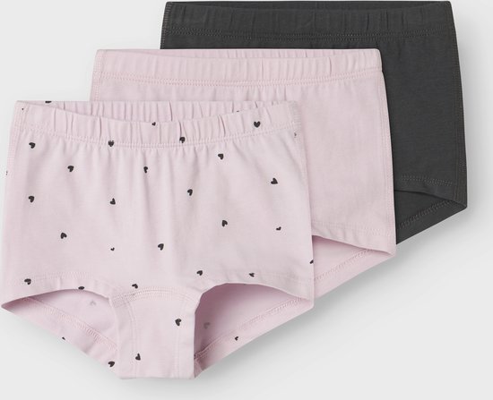 Drie meisjes onderbroeken: twee lichtroze met zwarte hartjesprint, één donkergrijs.
