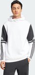 Man met een wit sweatshirt met donkergrijze mouwen en Adidas-strepen op de mouwen.
