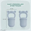 Afmetingen van de blauwe siliconen fruitspeen: 10,3 cm hoog en 5,5 cm breed, voor- en achterkant getoond.
