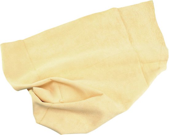 Een gevouwen, gele zeem met een zachte textuur, geïsoleerd op een witte achtergrond.