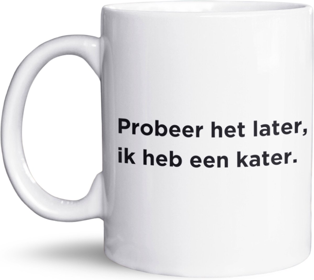 NietMokken.nl - Grappige Mok met Illustratie 325 ml - “Probeer Het Later, Ik Heb Een Kater” - Brak Mannetje - Dubbelzijdig Bedrukt - Magnetron- en Vaatwasserbestendig - Humor Cadeau - Keramische Beker voor Koffie en Thee