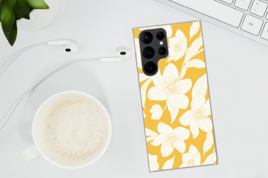 Telefoonhoesje Geschikt voor Samsung Galaxy S22 Ultra hoesje - Bloemen - Patroon - Geel - Wit - Siliconen Telefoonhoesje Telefoonhoesje