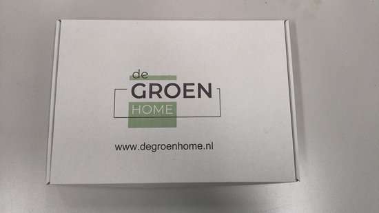 Witte verzenddoos met het logo van De Groen Home en de website www.degroenhome.nl.