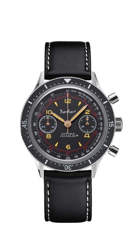 Hanhart 415 ES Iconic horloge met zwarte wijzerplaat, subdials, tachymeterschaal en zwarte band.