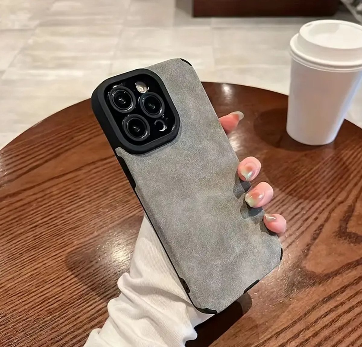 Back Cover iPhone 16 - Lichtgrijs - Stijlvol Kunstlederen Hoesje - Duurzaam, Modern en Stevig