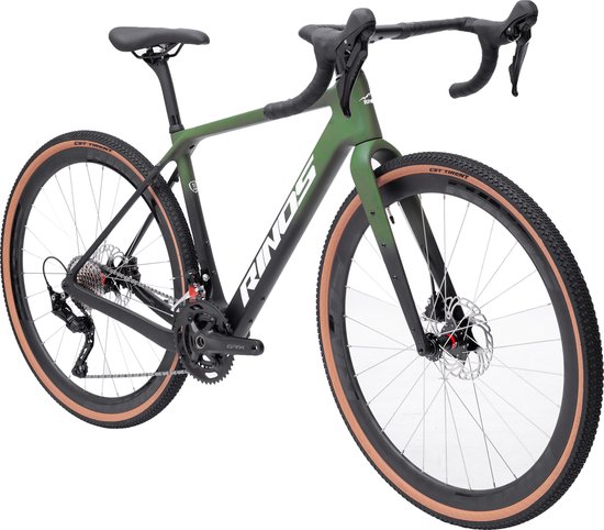 Matgroene Rinos gravelbike met carbonframe en bruine velgen, op witte achtergrond.