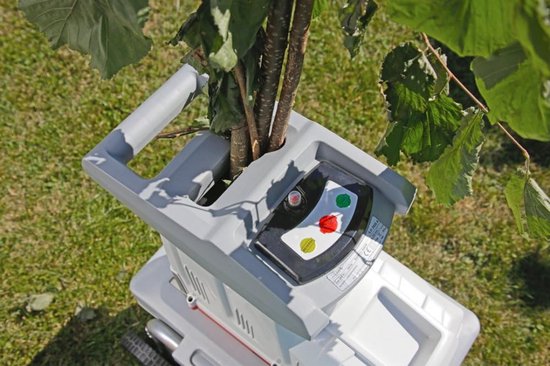 IKRA Professionele Hakselaar Versnipperaar - Hakselaar Electrisch 60L - Takken Versnipperaar Hakselaar - 3000W - Max. Ø44mm - Incl. Wielen, Opvangzak, Duurzame Draaimessen - Heggen, Bomen en Haag -Tuinonderhoud van IKRA — afbeelding 4