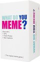 Doos van het spel 'What Do You Meme?', met de tekst 'Nu met GIFs, Verse Foto's & Nieuwe Bijschriften' en 'Het originele memegame'.