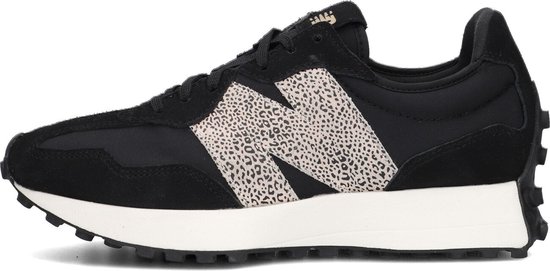 Zwarte New Balance 327 sneaker met beige luipaardprint N-logo op de zijkant en witte zool.